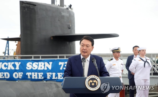 윤석열 대통령이 19일 부산 남구 해군작전사령부 부산작전기지에 입항한 미국의 오하이오급 핵추진 탄도유도탄 잠수함(SSBN) 켄 터키함(SSBN-737) 앞에서 격려사를 하고 있다. 2023.7.19 【대통령실통신사진기자단】
