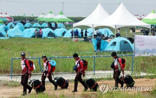 <strong>잼버리 야영장 걷는 대원들 【</strong>연합뉴스 자료사진】