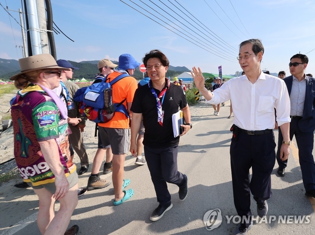 <strong>한덕수 총리, 새만금 세계스카우트잼버리 대회장 방문</strong><br>
한덕수 국무총리가 4일 오후 전북 부안군에서 열리고 있는 2023 새만금 세계스카우트잼버리 대회장을 방문해 이동하며 참가 대원과 인사하고 있다. 2023.8.4 【부안=연합뉴스】