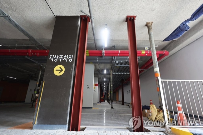 3일 지하 주차장 무량판 구조 기둥 일부에 철근이 빠진 것으로 확인된 경기도 오산시의 한 LH 아파트 지하 주차장에서 보강 작업 이 진행되고 있다. 2023.8.3 【사진=연합뉴스】