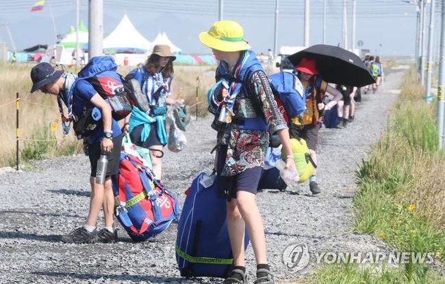 2023 새만금 세계스카우트잼버리에 참가한 영국 대원들이 6일 전북 부안군 야영장에서 철수를 위해 짐을 나르고 있다. 2023.8.6<br>
【부안=연합뉴스】