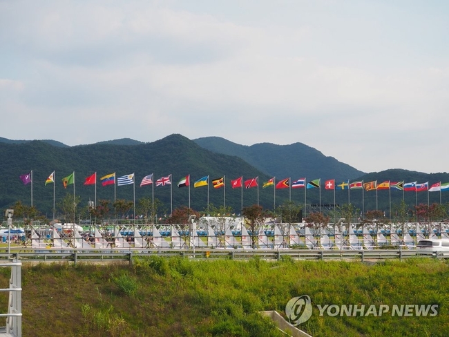 2023 새만금 세계스카우트잼버리가 개최된 전북 부안군 새만금 일대에 지난 3일 참가국 깃발이 늘어서 있다. 2023.8.5<br>
【세계스카우트연맹 제공=연합뉴스】