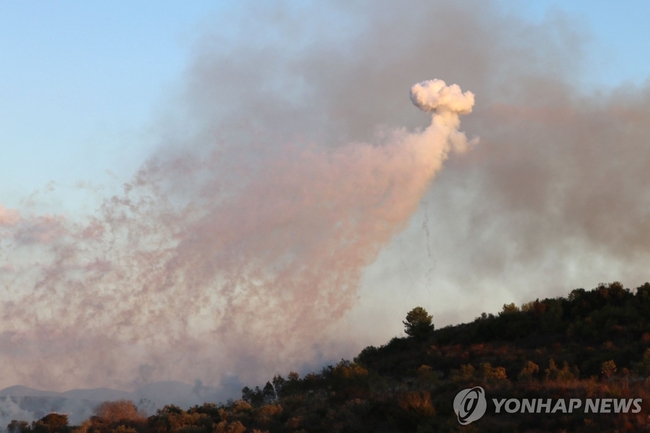 <strong>레바논 남부에서 이스라엘이 포격으로 연기가 치솟고 있다. 【</strong>AFP=연합뉴스】