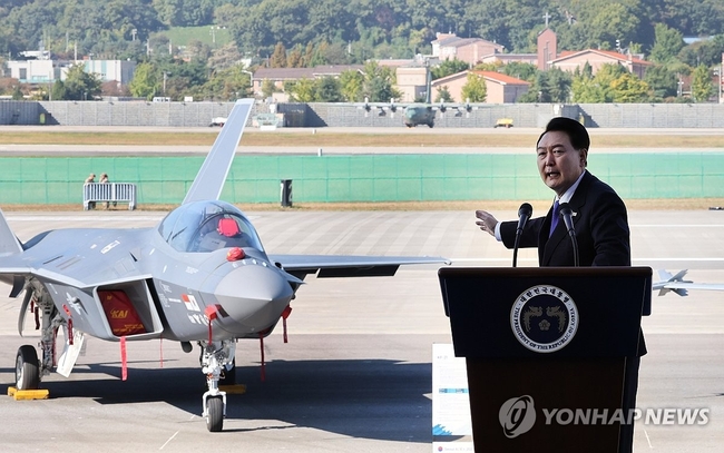  윤석열 대통령이 17일 경기도 성남 서울공항에서 열린 '서울 아덱스(ADEX) 2023' 개막식에서 축사 도중 국산 전투기 KF-21을 소개 하고 있다. 2023.10.17【성남=연합뉴스】