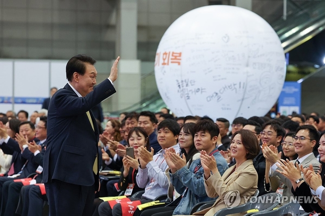 윤석열 대통령이 3일 경기도 고양시 킨텍스에서 열린 대한민국 소상공인대회 개막식에서 참석자들에게 인사하고 있다. 2023.11.3<br>
【고양=연합뉴스】 