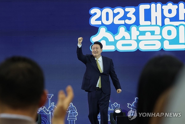 윤석열 대통령이 3일 경기도 고양시 킨텍스에서 열린 대한민국 소상공인대회 개막식에서 격려사를 마친 뒤 어퍼컷 세리머니를<br>
하고 있다. 2023.11.3 【고양=연합뉴스】