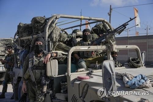 <strong>가자지구 지상 작전 수행하는 이스라엘군</strong><br>
이스라엘군이 9일(현지시간) 하마스 핵심 근거지에서 작전을 진행하고 있다고 밝힘에 따라 민간인 수만명을 수용하고 있는가자<br>
지구 최대병원이 풍전등화의 처지에 놓였다. 이스라엘군은 이날 이스라엘군 162사단이 가자지구 중심도시인 가자시티의 알시파 병원 인근에 있는 하마스의 군사 구역에서 작전을 진행 중이라고 발표했다.【이스라엘-가자 국경 AP=연합뉴스】
