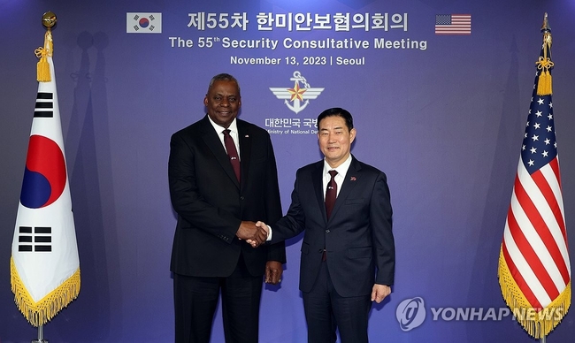 신원식 국방부 장관과 로이드 오스틴 미국 국방장관이 13일 서울 국방부 청사에서 제55차 한미안보협의회의(SCM)에 앞서 기념<br>
촬영을 하고 있다. 2023.11.13 [국방부 제공.=연합뉴스】