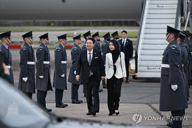 영국을 국빈 방문하는 윤석열 대통령과 부인 김건희 여사가 20일(현지시간) 런던 스탠스테드 공항에 공군 1호기편으로 도착해<br>
이동하고 있다. 2023.11.21 【런던=공동취재 연합뉴스】