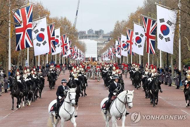 영국을 국빈 방문한 윤석열 대통령과 찰스 3세 영국 국왕이 탑승한 마차가 21일(현지시간) 런던 호스가즈 광장에서 열린 공식환영<br>
식이 끝난 뒤 버킹엄궁으로 향하고 있다. 2023.11.21 【런던=연합뉴스】