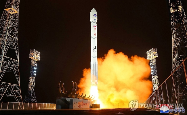 북한은 22일 전날 밤 발사한 군사정찰위성 1호기 '만리경-1호'의 발사가 성공적으로 이뤄졌다고 밝혔다. 조선중앙통신은 이날 "국가 항공우주기술총국은 2023년 11월 21일 22시 42분 28초에 평안북도 철산군 서해위성발사장에서 정찰위성 '만리경-1호'를 신형위성운반 로켓 '천리마-1형'에 탑재해 성공적으로 발사했다"고 보도했다.2023.11.22 【서울=연합뉴스】