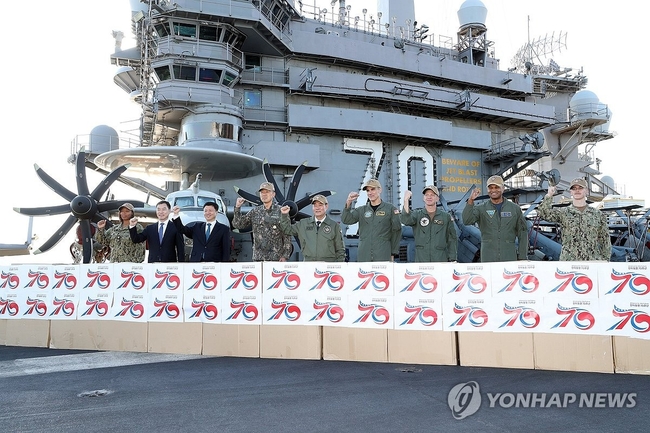 신원식 국방부 장관이 22일 부산 남구 해군작전사령부 부산작전기지에 입항한 미국 제1항모강습단의 칼빈슨함을 방문해 윤석열<br>
대통령의 격려품을 전달 후 제1항모강습단장 카를로스 사르디엘로 준장 및 한미 국방 주요 직위자들과 기념 촬영하고 있다.<br>
2023.11.22 【국방부 제공.=연합뉴스】
