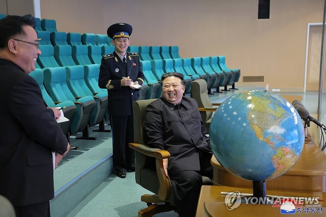 북한은 군사정찰위성으로 한반도 일대 사진을 촬영했고 이를 김정은 국무위원장이 확인했다고 25일밝혔다. 통신은 김 위원장이 "24일 오전 10시 15분부터 10시 27분사이에 정찰위성이 조선반도를 통과하며 적측지역의 목포, 군산, 평택, 오산, 서울 등 중요 표적지역들과 우리 나라의 여러 지역을 촬영한 사진 자료들을 구체적으로 료해(파악)하셨다"고 덧붙였다.<br>
【평양 조선중앙통신=연합뉴스)2023.11.25 국내에서만 사용가능】