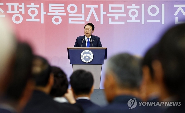 윤석열 대통령이 28일 경기 고양시 킨텍스에서 열린 제21기 민주평화통일자문회의 전체회의에서 개회사를 하고 있다. 2023.11.28<br>
【대통령실통신사진기자단/연합뉴스】