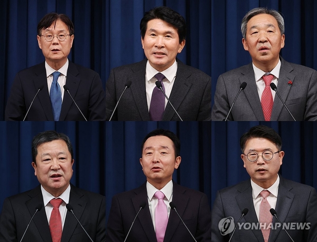 윤석열 대통령은 30일 대통령실에 정책실장직을 신설키로 하고 이관섭 국정기획수석비서관을 승진 기용했다.<br>
윤 대통령은 이날 정무수석에 한오섭 국정상황실장, 홍보수석에 이도운 대변인을 승진 임명하는 등 대통령실 수석비서관 전원을<br>
교체 했다.<br>
시민사회수석에는 황상무 전 KBS 앵커, 경제수석에 박춘섭 한국은행 금융통화위원, 사회수석에 장상윤 교육부 차관을 각각 기용했다. 사진 윗줄 왼쪽부터 이관섭 대통령실 정책실장, 황상무 시민사회수석, 한오섭 정무수석. 아랫줄 왼쪽부터 박춘섭 경제수석, 이도운 홍보수석, 장상윤 사회수석. 2023.11.30 【대통령실 제공/연합뉴스】