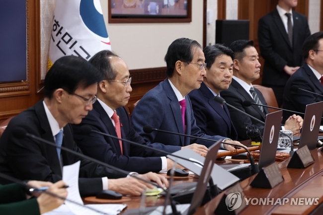  한덕수 국무총리가 1일 노란봉투법과 방송3법에 대한 재의요구안 등을 처리하기 위해 정부서울청사에서 열린 임시국무회의에서<br>
발언하고 있다. 2023.12.1 【서울=연합뉴스】