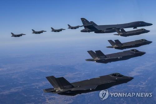 2023년 2월 19일 한국과 미국이 한반도 상공에서 북한의 대륙간탄도미사일(ICBM) 도발에 대응해 미국 전략자산을 동원한 연합공 중 훈련을 하고 있다. 【합동참모본부 제공=연합뉴스】 