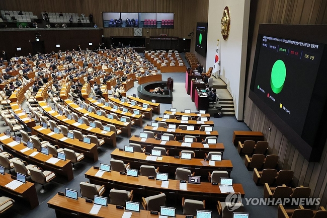 28일 국회 본회의에서 김건희 여사 특검법이 통과되고 있다. 국민의힘은 대장동 50억 클럽 특검법 표결 전 퇴장했다. 2023.12.28<br>
【서울=연합뉴스】