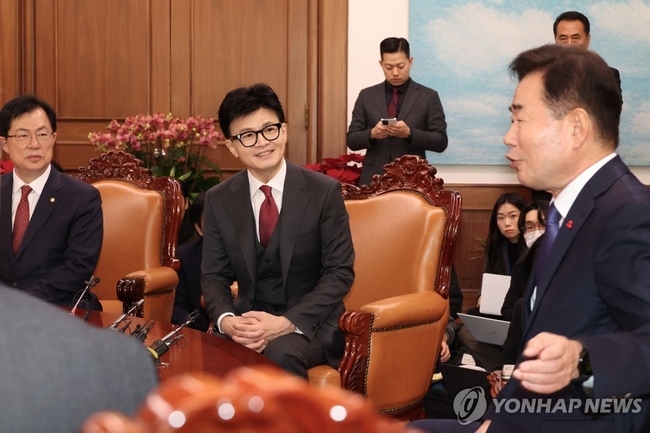 김진표 국회의장과 국민의힘 한동훈 비상대책위원장이 29일 국회의장실에서 만나 대화하고 있다. 2023.12.29 【서울=연합뉴스】