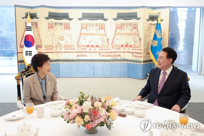 윤석열 대통령이 29일 서울 용산구 한남동 대통령 관저에서 박근혜 전 대통령과 오찬을 함께하고 있다.<br>
2023.12.29 [대통령실 제공=연합뉴스】
