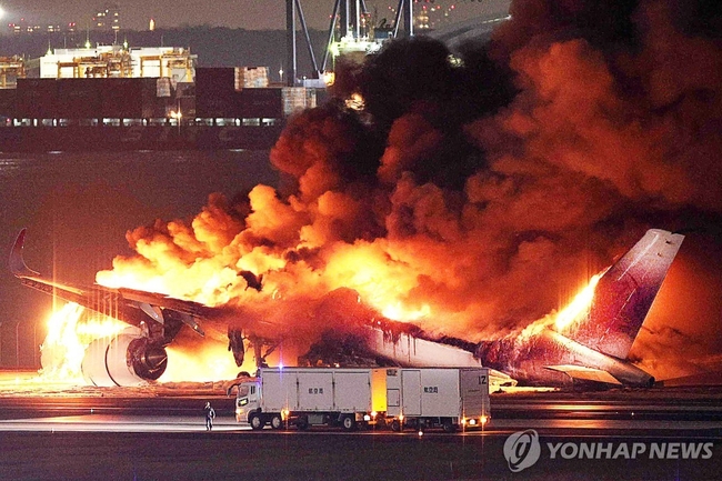 2일 오후 일본 하네다 공항 활주로에 착륙하던 일본항공(JAL) 소속 항공기가 화염에 휩싸여 있다. 현지 공영방송인 NHK가 촬영한 영상을 보면 이 항공기가 C 활주로에 착륙하는 도중 불이 붙었다. NHK는 이 항공기가 오후 5시40분 착륙 예정이던 홋카이도 신치토세 공항에서 출발한 516편이라고 전했다. 2024.1.2 【도쿄=연합뉴스】