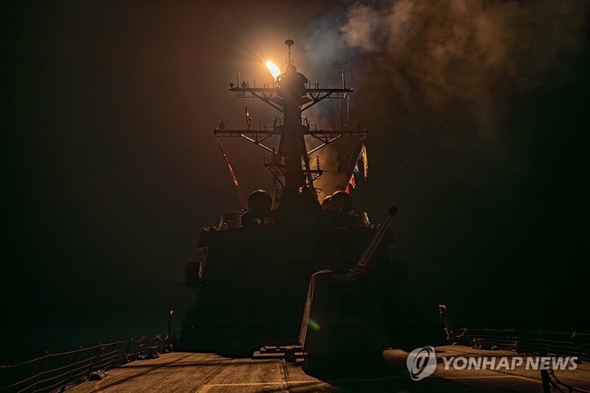 12일(현지시간) 친이란 예멘 반군 후티에 대한 직접 타격을 시작한 미 해군이 미사일을 발사하고 있다. 2024.1.13<br>
【미군 중부사령부 소셜미디어 캡처=연합뉴스】