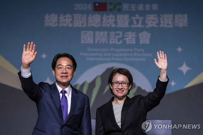 <strong>대만 대선 승리 라이칭더-샤오메이친</strong><br>
지난 13일 대만 대선에서 승리한 집권 민진당의 라이칭더 총토 후보-샤오메이친 부총통 후보가 지지자들의 환호에 인사하고 있다. 2024.1.14. (AP=연합뉴스)