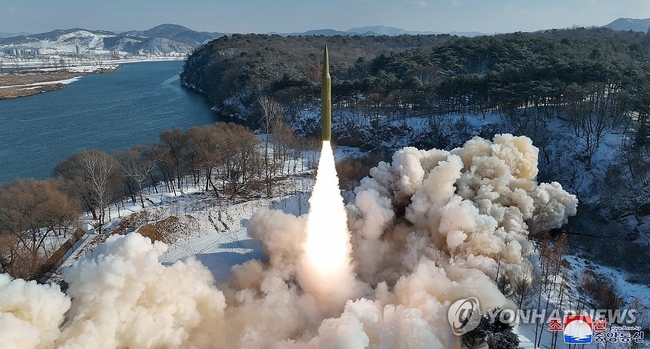  북한이 고체연료를 사용한 극초음속 중장거리 탄도미사일(IRBM) 시험 발사에 성공했다고 조선중앙통신이 15일 보도했다.<br>
2024.1.15 【서울=연합뉴스】