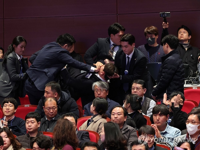 대통령실은 18일 윤석열 대통령이 참석한 전북특별자치도 출범식에서 진보당 강성희 의원이 대통령경호처 경호원들에 의해 강제 로 끌려 나간 상황과 관련, 경호상 위해 행위로 판단해 퇴장 조치했다고 밝혔다.【전주=연합뉴스】