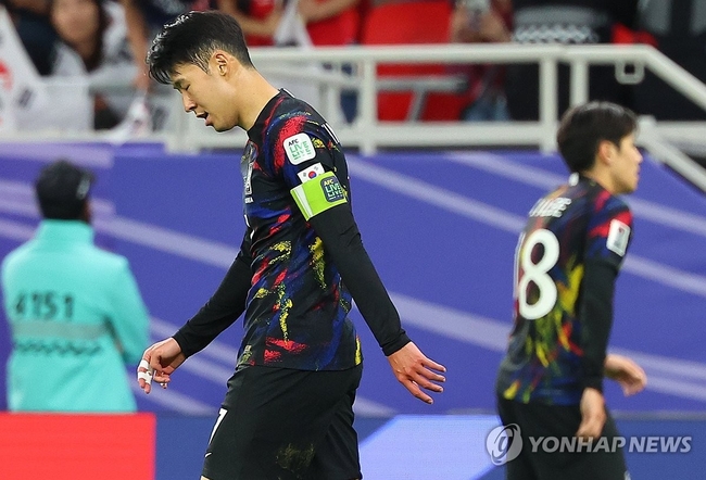 영국 대중지 더선이 14일(한국시간) 손흥민이 아시안컵 준결승 전날 저녁 후배들과 언쟁 과정에서 손가락이 탈구됐다고 보도했다.<br>
축구협회 관계자는 이에 대해 "대회 기간에 선수들이 다툼을 벌였다는 보고를 받았다"라며 "일부 어린 선수들이 탁구를 치러 가려 는 과정에서 손흥민과 마찰이 있었고, 이 과정에서 손흥민이 손가락을 다쳤다"고 설명했다.<br>
사진은 지난 7일(한국시간) 카타르 알라이얀 아흐마드 빈 알리 스타디움 열린 2023 아시아축구연맹(AFC) 아시안컵요르단과의 준결<br>
승전 당시 손흥민과 이강인 모습. 2024.2.14 【서울=연합뉴스】