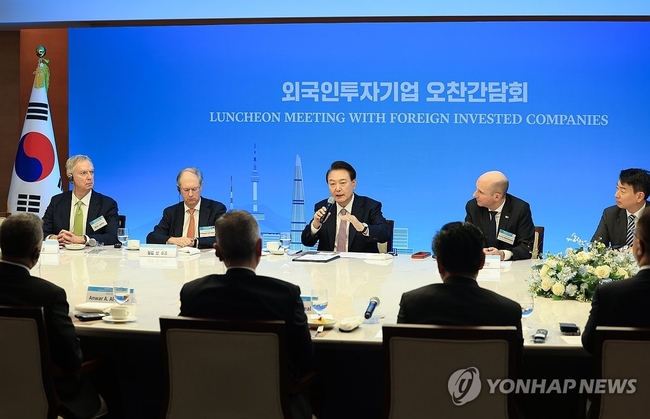 윤석열 대통령이 14일 서울 중구 대한상공회의소 챔버라운지에서 외국인 투자기업 대표들과 연 오찬 간담회에서 발언하고 있다.<br>
2024.2.14 【대통령실 제공=연합뉴스】