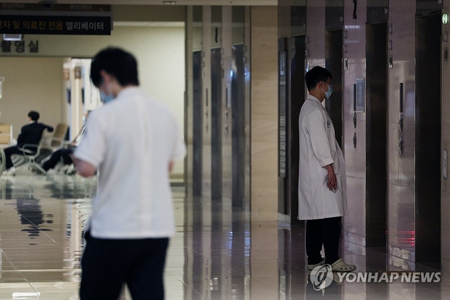 정부가 의대정원 증원 필요성 및 의사 집단행동 관련 대국민 담화문을 발표한 18일 서울 시내의 한 대학병원에서 의료진이 이동하고 있다. 정부와 의료계 등에 따르면 대한전공의협의회(대전협)는 지난 16일 '빅5' 병원 전공의 대표들과 논의한 결과 오는 19일까지 해당 병원 전공의 전원이 사직서를 제출하고 20일 오전 6시 이후에는 근무를 중단하기로 했다고 밝혔다. 2024.2.18 【서울=연합뉴스】