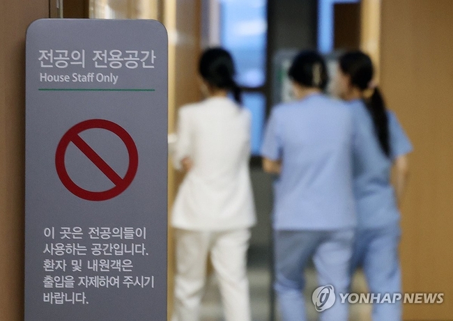 이른바 '빅5' 병원의 전공의들이 집단으로 사직서를 제출하기로 한 가운데 19일 서울의 한 대학병원 전공의 전용 공간에서 의료진<br>
이 이동하고 있다. 2024.2.19 【서울=연합뉴스】