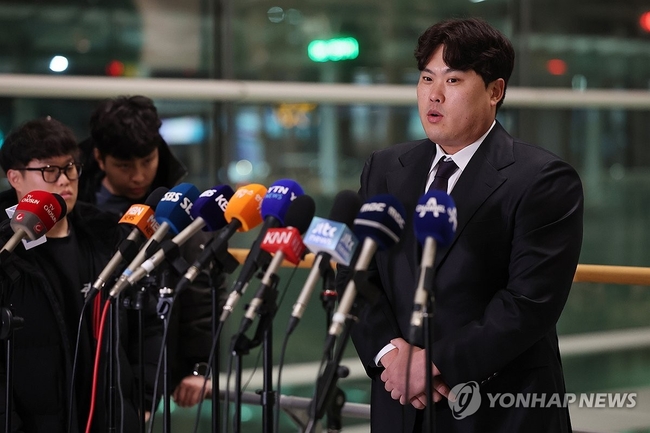 한화 이글스와 계약하며 12년만에 한국프로야구 KBO리그로 돌아오는 류현진이 23일 오전 인천국제공항 제2여객터미널에서 한화<br>
2차 캠프 합류를 위해 일본으로 출국하기 전 취재진 질문에 답하고 있다. 2024.2.23 【영종도=연합뉴스】