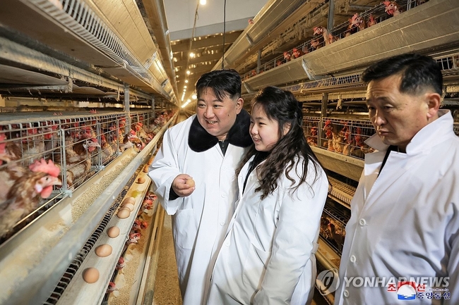 조선중앙통신은 김정은 국무위원장이 지난 7일 황해북도 황주군의 광천닭공장을 현지지도했다고 8일 보도했다.방문에는 딸 김주<br>
애도 대동했다. 최근 주로 김 위원장의 군사 일정에 동행했던 주애는 이날은 경제 분야 시찰에 자리했다. 김덕훈 내각총리와 김여<br>
정 당 부부장, 현송월 노동당 선전선동부 부부장, 리일환ㆍ전현철ㆍ오수용 당비서 등도 함께했다.<br>
2024.1.8 【평양 조선중앙통신=연합뉴스】