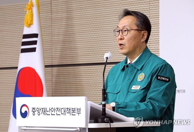 박민수 중앙재난안전대책본부 제1총괄조정관(보건복지부 2차관)이 5일 오전 정부세종청사에서 열린 의사 집단행동 중앙재난안전<br>
대책본부 회의 결과 브리핑에서 "주요 100개 수련병원을 점검한 결과, 신규 인턴을 제외한 레지던트 1∼4년 차 9천970명 중 8천983<br>
명(90.1%)이 근무지를 이탈했다"고 밝히고 있다. 2024.3.5 【서울=연합뉴스】