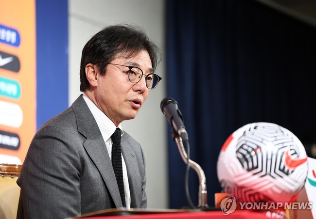 황선홍 한국 축구대표팀 임시 감독이 11일 오전 서울 종로구 축구회관에서 태국과의 2026 북중미 월드컵 아시아 2차 예선 2연전에<br>
출전할 대표팀 명단을 발표하고 있다. 2024.3.11 【서울=연합뉴스】