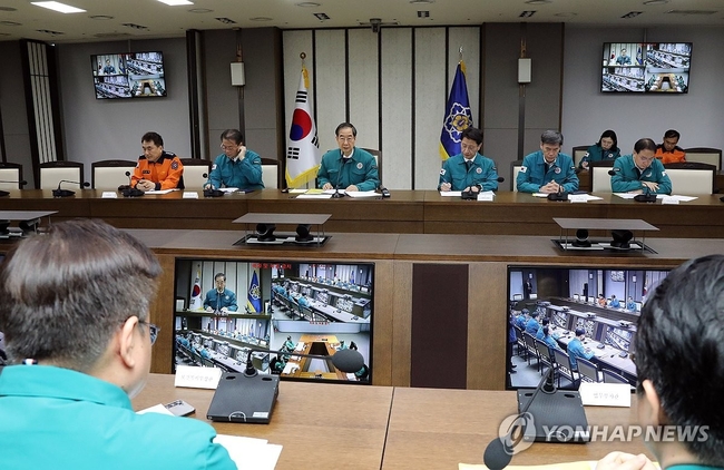  한덕수 국무총리가 13일 오전 정부세종청사 총리실 영상회의실에서 의사 집단행동 중앙재난안전대책본부 회의를 주재하고<br>
있다. 2024.3.13 【세종=연합뉴스】