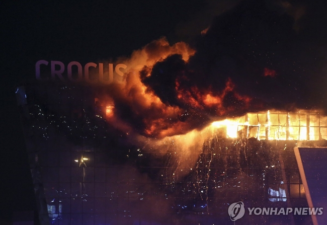 <strong>화염 치솟는 러시아 대형 콘서트장</strong><br>
22일(현지시간) 무차별 총격 사건이 벌어진 러시아 모스크바 외곽 대형 콘서트장에서 화염이 치솟고 있다. 외부에는 구급차가 부상자를 이송하기 위해 대기 중이다. 2024.3.23 (크라스노고르스크 AFP=연합뉴스)