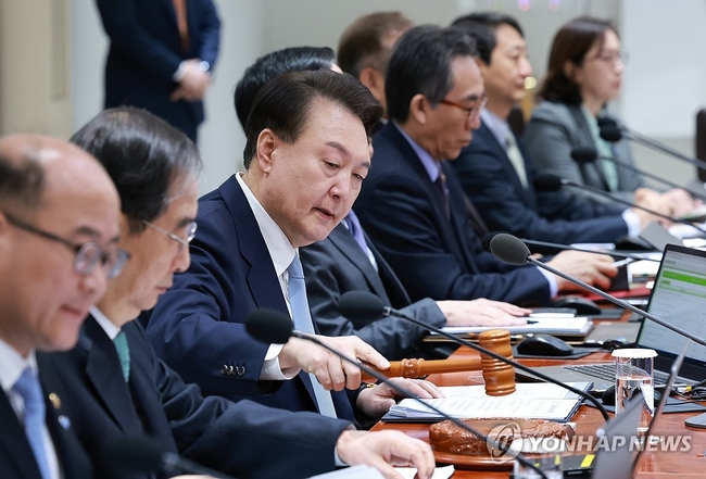 윤석열 대통령이 26일 서울 용산 대통령실 청사에서 열린 국무회의를 시작하며 의사봉을 두드리고 있다.2024.3.26 【서울=연합뉴스】