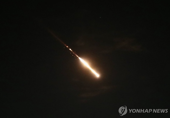 (예루살렘 신화=연합뉴스) 14일(현지시간) 이스라엘 방공체계인 아이언돔에서 발사된 요격 미사일이 예루살렘 상공에서 이란의<br>
미사일과 드론을 요격하고 있다. 이날 이스라엘은 이란이 발사한 미사일과 드론의 99%를 요격했다고 밝혔다. 2024.04.15<br>
