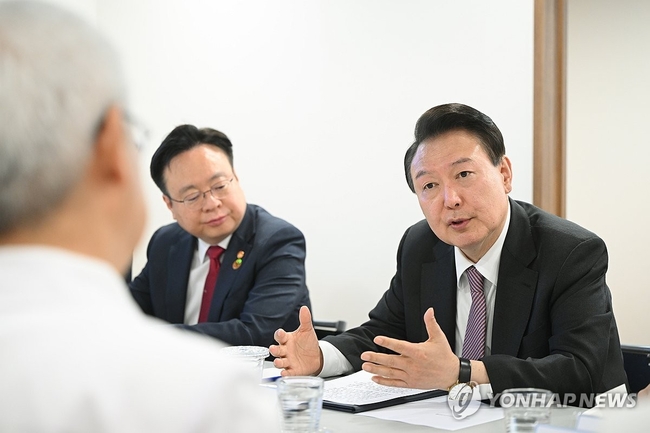 윤석열 대통령이 지난 9일 경기 부천시 소사구의 심장전문병원인 부천세종병원을 방문해 의료진과 간담회를 하는 모습. 2024.4.9<br>
【대통령실 제공=연합뉴스】