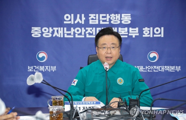 조규홍 보건복지부 장관이 15일 오전 정부세종청사에서 열린 의사 집단행동 중앙재난안전대책본부 회의에서 발언하고 있다.<br>
2024.4.15 【서울=연합뉴스】