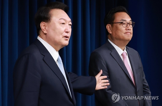  윤석열 대통령이 22일 서울 용산 대통령실 청사에서 열린 인사브리핑에서 신임 대통령 비서실장으로 임명된 국민의힘 정진석<br>
의원을 소개하고 있다. 2024.4.22 【서울=연합뉴스】