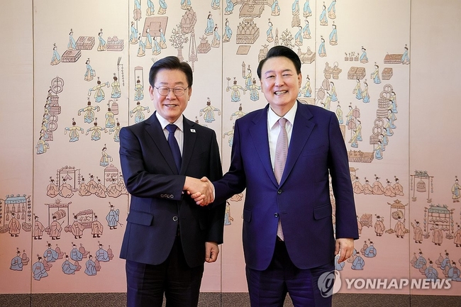  윤석열 대통령과 더불어민주당 이재명 대표가 29일 서울 용산 대통령실 청사에서 열린 영수회담 종료 뒤 기념촬영을 하고 있다<br>
. 2024.4.29 【대통령실 제공.=연합뉴스】