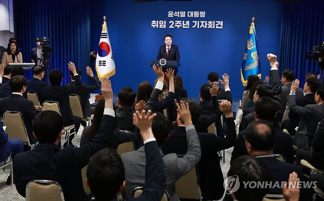 윤석열 대통령이 9일 오전 서울 용산 대통령실 청사 브리핑실에서 열린 '윤석열정부 2년 국민보고 및 기자회견'에서 취재진의 질문<br>
을 받고 있다. 2024.5.9 【서울=연합뉴스】
