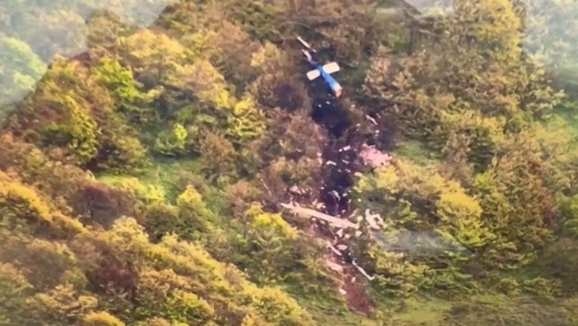 <strong>산산조각 난 이란 대통령 헬기의 잔해들</strong><br>
(AFP=연합뉴스) 20일(현지시간) 이란 북서부 산악지대에서 발견된 에브라힘 라이시 이란 대통령이 타고 있던 헬기의 잔해. 2024.5.20<br>
