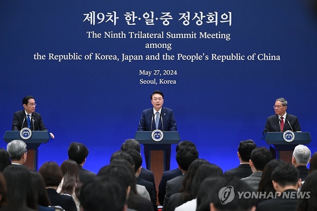  윤석열 대통령이 27일 청와대 영빈관에서 열린 제9차 한일중 정상회의 공동기자회견에서 발언하고 있다. 왼쪽부터 기시다 후미오<br>
일본 총리, 윤 대통령, 리창 중국 국무원 총리. 2024.5.27 [대통령실 제공=연합뉴스】