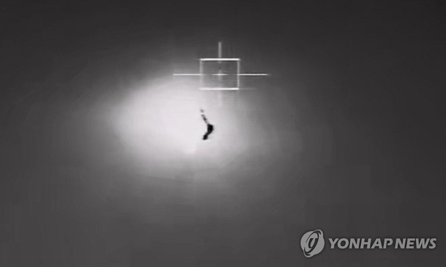  북한이 한중일 정상회의가 열린 27일 밤 군사정찰위성 추가 발사를 감행했지만 실패했다. 사진은 합참이 28일 공개한 서북도서 지<br>
역의 우리 경비함정의 감시장비로 촬영한 북한 주장 군사정찰위성 폭발 영상 캡처. 2024.5.28 【합참 제공.=연합뉴스】