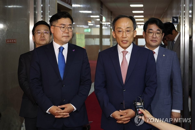 국민의힘 추경호 원내대표(오른쪽)와 더불어민주당 박찬대 원내대표가 27일 서울 여의도 국회에서 김진표 국회의장과 회동을 마 치고 나와 취재진의 질문에 답하고 있다. 이날 양당 원내대표는 하루 앞으로 다가온 21대 국회 마지막 본회의 안건을 김 의장 주재로 논의했으나 합의에 이르지 못했다. 2024.5.27 【서울=연합뉴스】